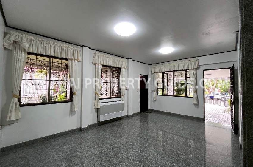 House with Shared Pool in Srinakarin 